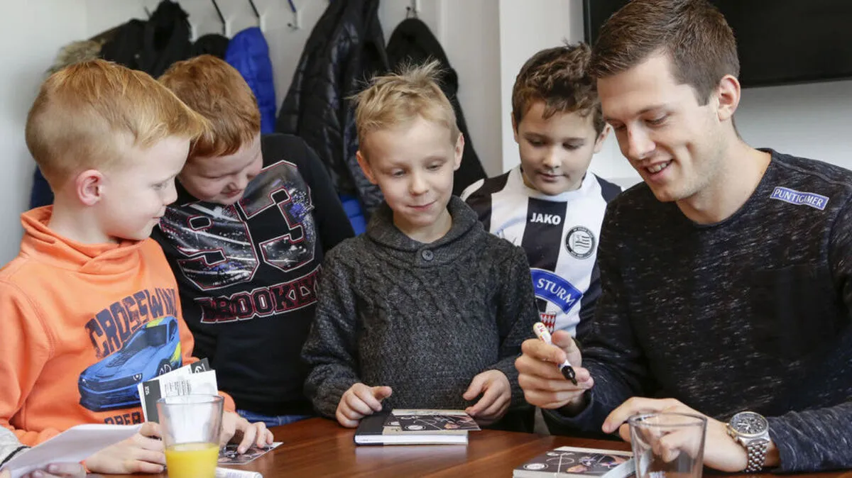 Der Stürmer beglückte junge Fans