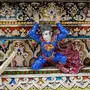 Superman „stützt“ das Dach des Wat-Pariwat-Tempels