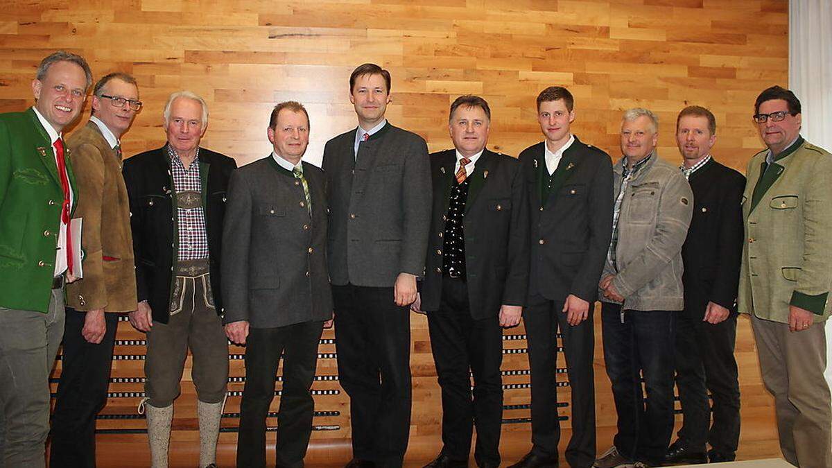 Landesjägermeister Franz Mayr-Melnhof-Saurau (Fünfter von links) wird vom neuen Bezirksjägermeister Johann Hansbauer (rechts) und Stellvertreter Matthias Zitzenbacher (links) flankiert 