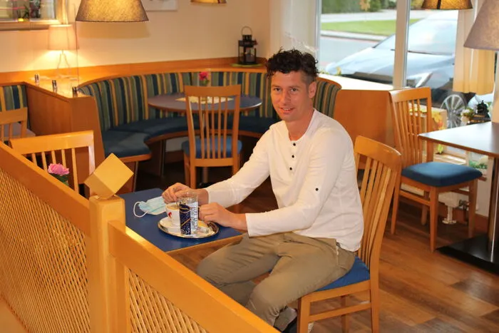 Kühnsdorfs Arbö-Obmann Udo Karner genießt seinen Morgenkaffee.