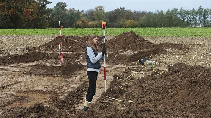 Miriam Öttl entdeckte bei Flurbegehungen römischen Münzschatz. Sie durfte dann beim Vermessen der Grabung mit Tachymat und Reflektor helfen