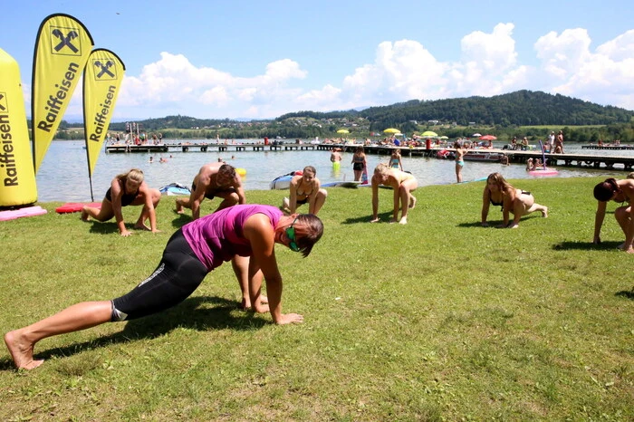 Nach dem Aufwärmtraining mit Andrea Gangl wurde die 990 Meter lange Strecke von 60 Wassersportlern schwimmend in Angriff genommen. 
