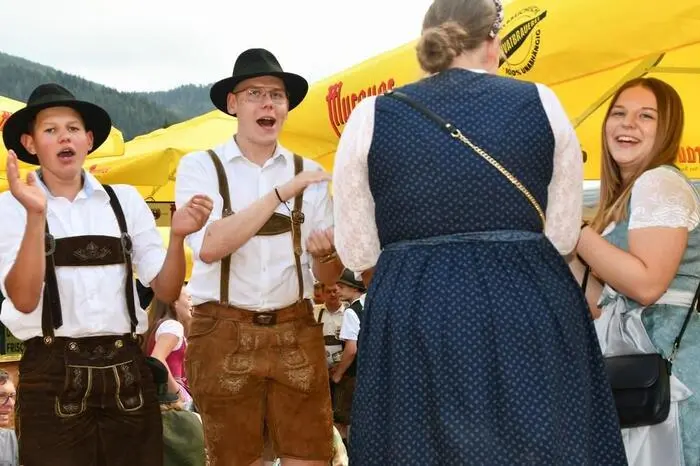 Zu sehen waren die Krakauer Freunde Kids, die Volkstanzgruppe Ramingstein, der Trachtenverein Steirerherzen Knittelfeld, die Schuhplattler Ranten, die Kulmer Schuhplattler, die Schuhplattler St. Gallen, der Trachtenverein „Lustige Steirer“ Judenburg und d‘Hahnlstoana Kleinsölk.