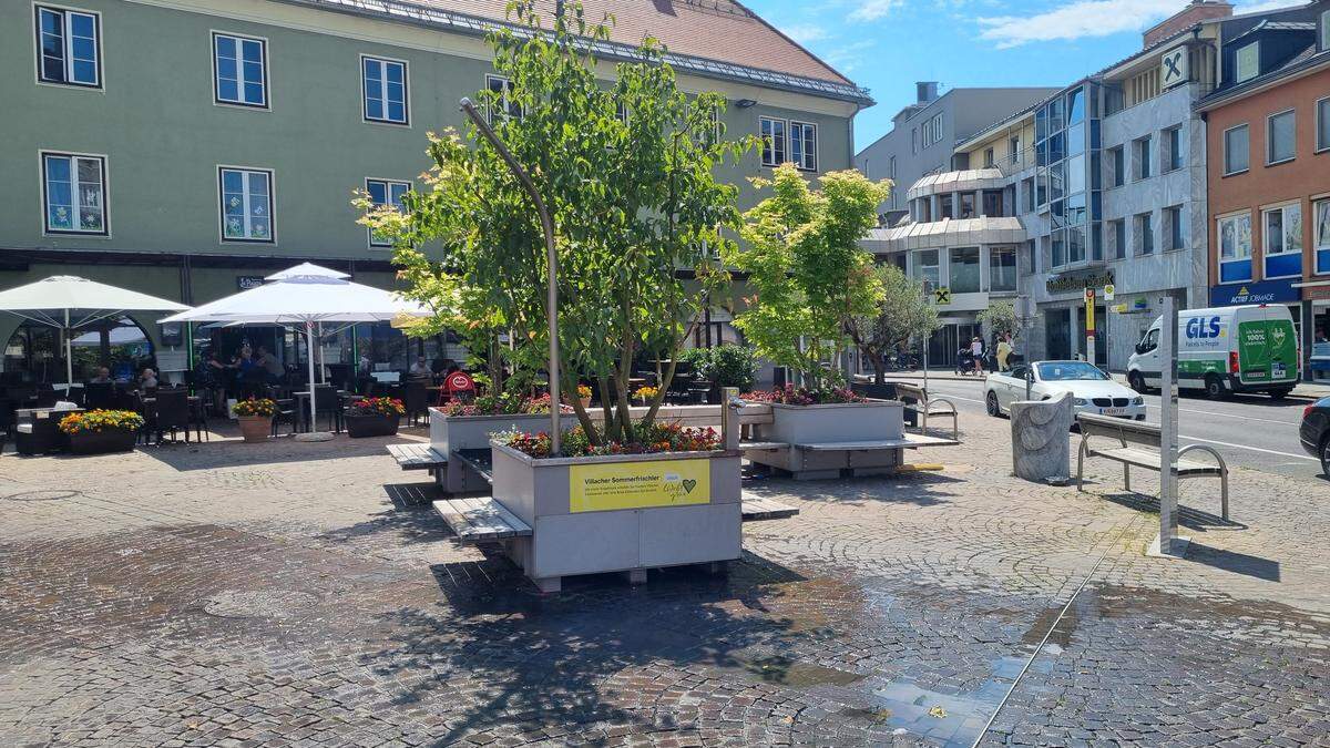 Am Nikolaiplatz steht der &quot;Sommerfrischler&quot;, eine Sitzbank samt Sprühnebel