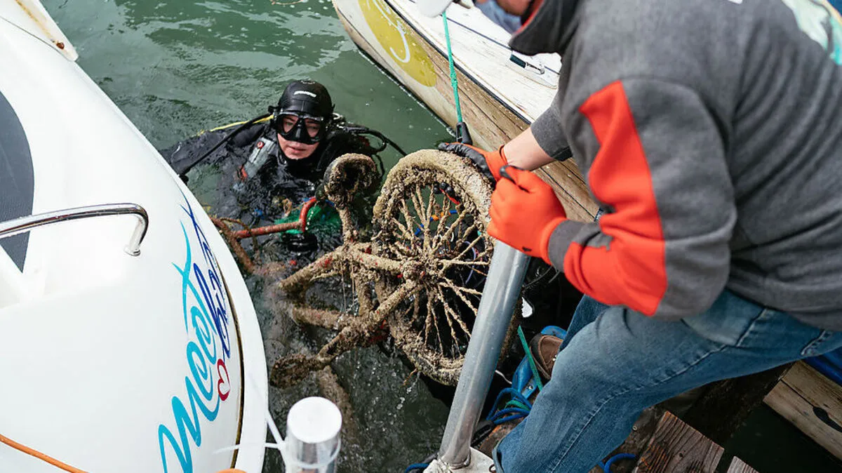 Bergung eines Fahrrades aus dem Wörthersee