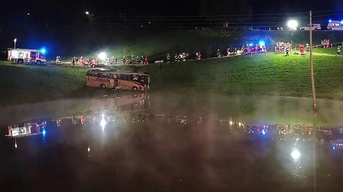 24 Verletzte forderte Busunfall am späten Donnerstagabend in Kainisch (Gemeinde Bad Mitterndorf) 