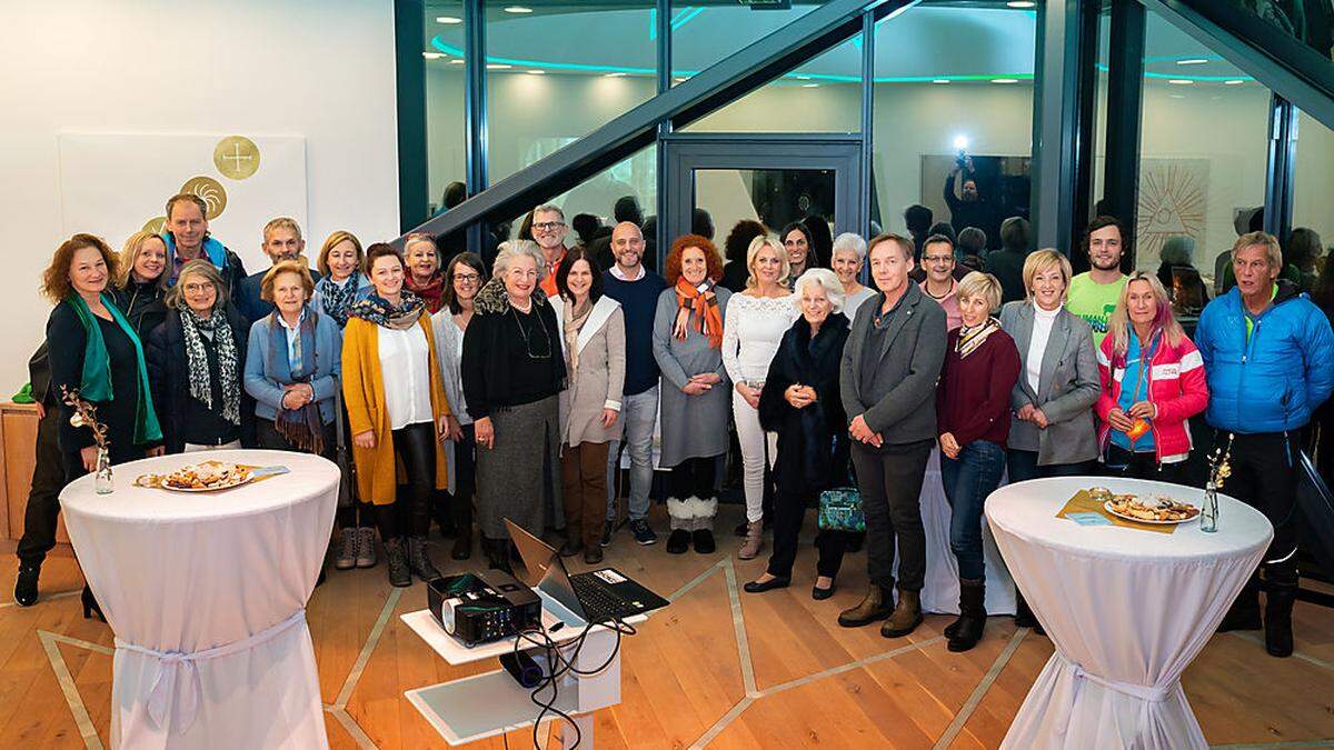 Zahlreiche interessierte Besucher bei der Wiedereröffnung des Seminarkristalls