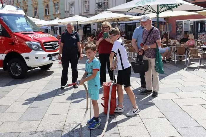 Das Spritzen mit dem Schlauch der Kübelspritze war für viele Kinder der Höhepunkt des Tages.