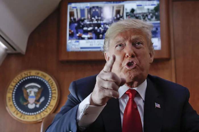 Die Kammer bestätigte Kavanaugh mit einer knappen Mehrheit von 50 zu 48 Stimmen. US-Präsident Donald Trump hatte den 53 Jahre alten Juristen für den Schlüsselposten, der auf Lebenszeit vergeben wird, vorgeschlagen.