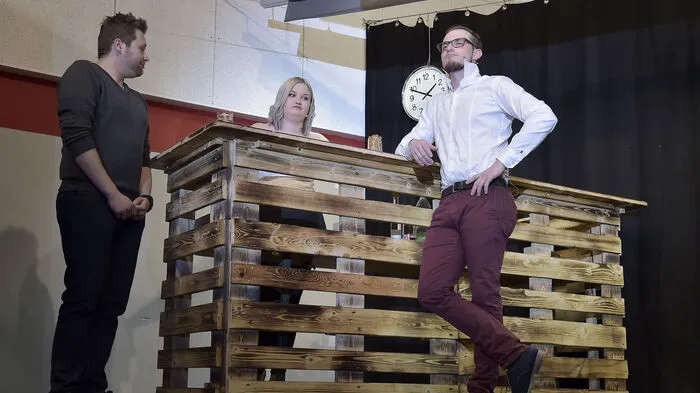 Mit originellen Sketches und humorigen Pointen rissen die Darsteller der Pöllauer Theatergruppe "Die Hirschbirnen" das Publikum in der Rabenwaldhalle zu tosendem Applaus hin.