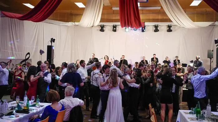 Bereits zum achten Mal lud die Stadtkapelle Fehring zum Ball der Musik. Schon im Eingangsbereich der Sporthalle Fehring wurden die Gäste mit einer Damenspende und einer aufwendig gestalteten Dekoration empfangen