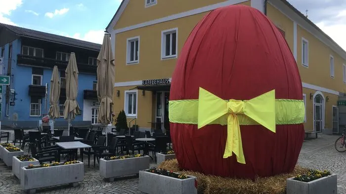 Gerade noch rechtzeitig fertiggeworden, bevor die Einschränkungen im Zusammenhang mit der Corona-Krise in Kraft traten, ist das Riesenosterei des Brauchtumsvereins Maltschach.