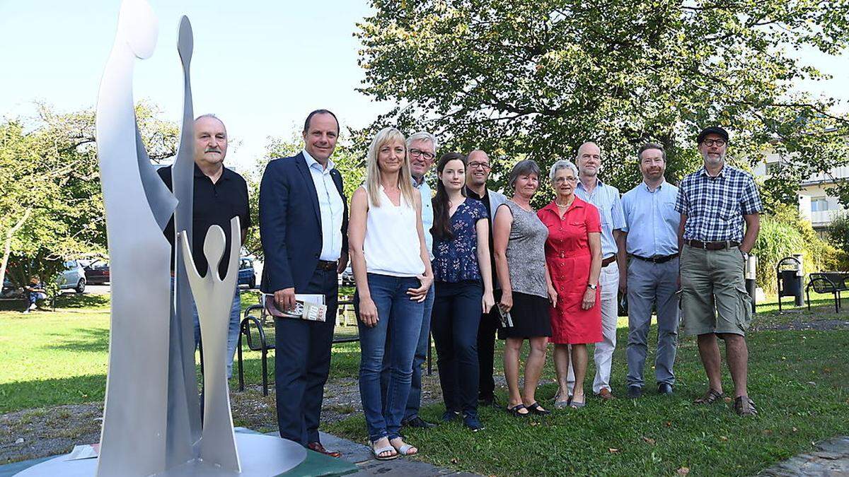 In Gleisdorf wurde das Herbstprogramm des Kulturpakts präsentiert - ganz links Künstler Albert Schmuck, dessen Skulptur &quot;Mahnmal unserer Zeit&quot; zwischen Haus der Musik und Forum Kloster ausgestellt ist