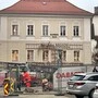 Vor einem historischen Gebäude wurde eine kleine Baustelle mit einem Gitter abgesperrt | Am Getreidemarkt in Wolfsberg wird gearbeitet