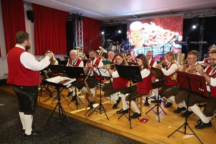 Mit flotten Klängen der Marktmusikkapelle Paldau wurde das traditionelle Oktoberfest in der Festhalle in Kohlberg eröffnet