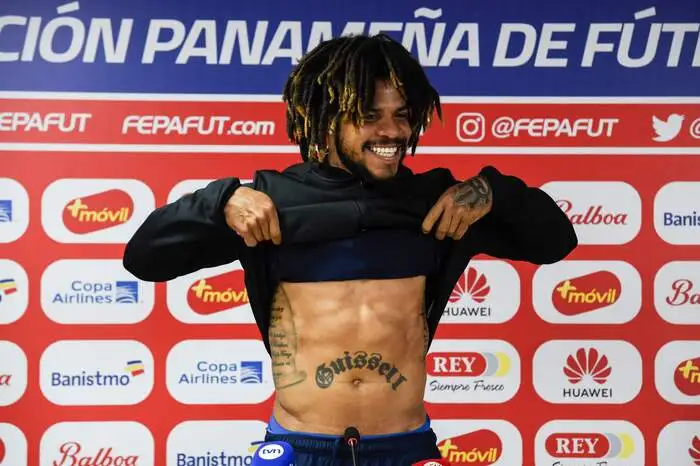 Auch wenn man es nicht sieht: Die Liste der Schwergewichte führt Panamas Roman Torres mit 99 Kilogramm an. Der Verteidiger der Seattle Sounders ist damit u.a. einen Kilo leichter als: Harry Kane. Wie die englische Presse feststellte, unterlief Englands Verband bei der Meldung bei der FIFA offenbar ein Fehler. Nur 89 kg soll der Kapitän der "Three Lions" wirklich wiegen. 