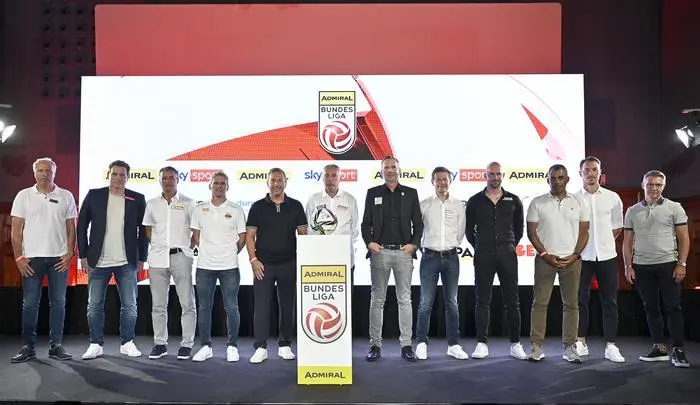 Die zwölf Cheftrainer bei der Saisonauftakt-Pressekonferenz