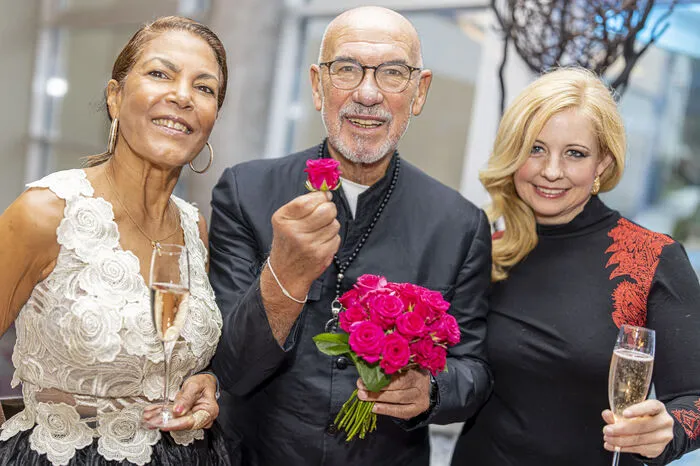 "Superglatze" Otto Retzer feierte gemeinsam mit Ehefrau Shirley (links) und Sängerin Iva Schell