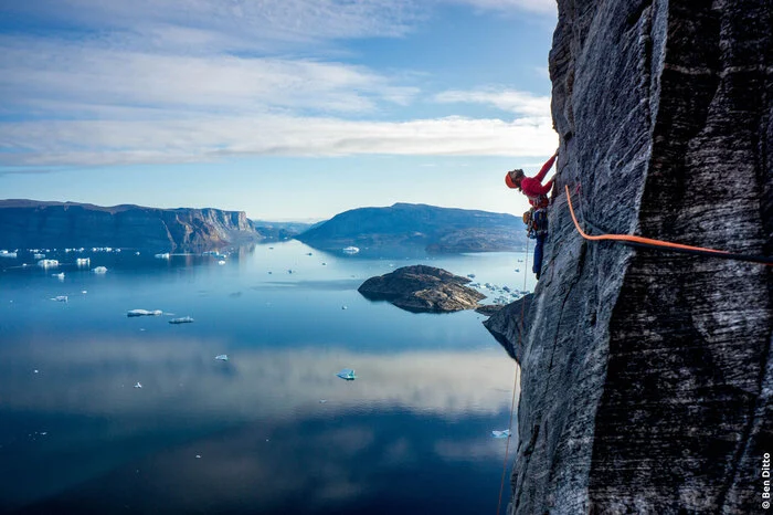 Sean Villanueva O'Criscoll, Ben Ditto und die Brüder Nico und Oliver Favresse laden zu einer Reise zu den unberührten Big Walls auf Baffin Island ein.