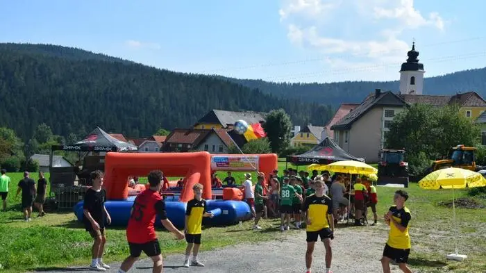 Den Auftakt zum heurigen Landjugendfest von Miesenbach am vergangenen Samstag stellte das Riesenwuzzler-Turnier im Gemeindebauhof dar. 16 Mannschaften kickten um den Sieg - bei traumhaftem Wetter und unter Moderation des Jugendbeirates Wolfgang Sorger. 