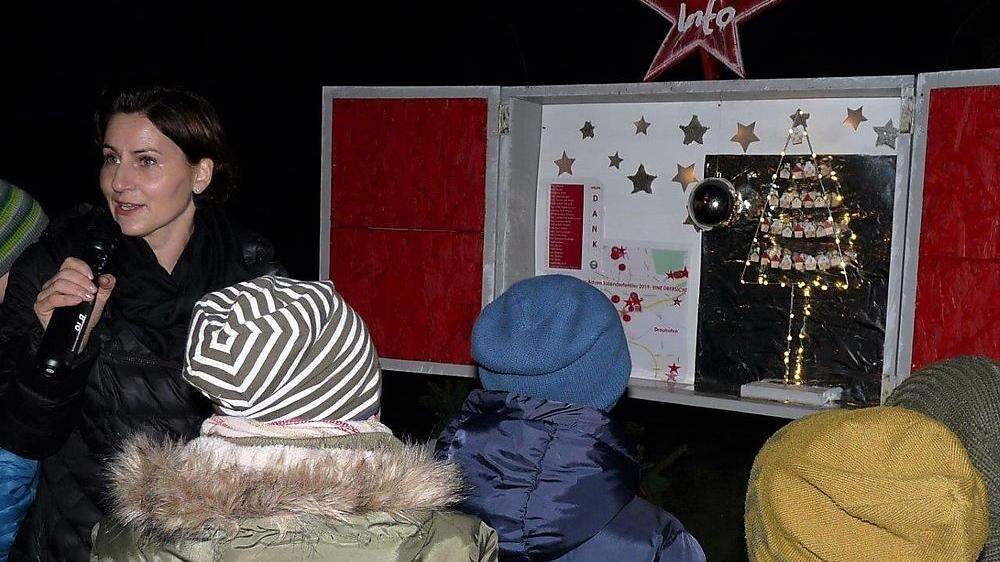 Kinder vor dem Informationsfenster in Tainach