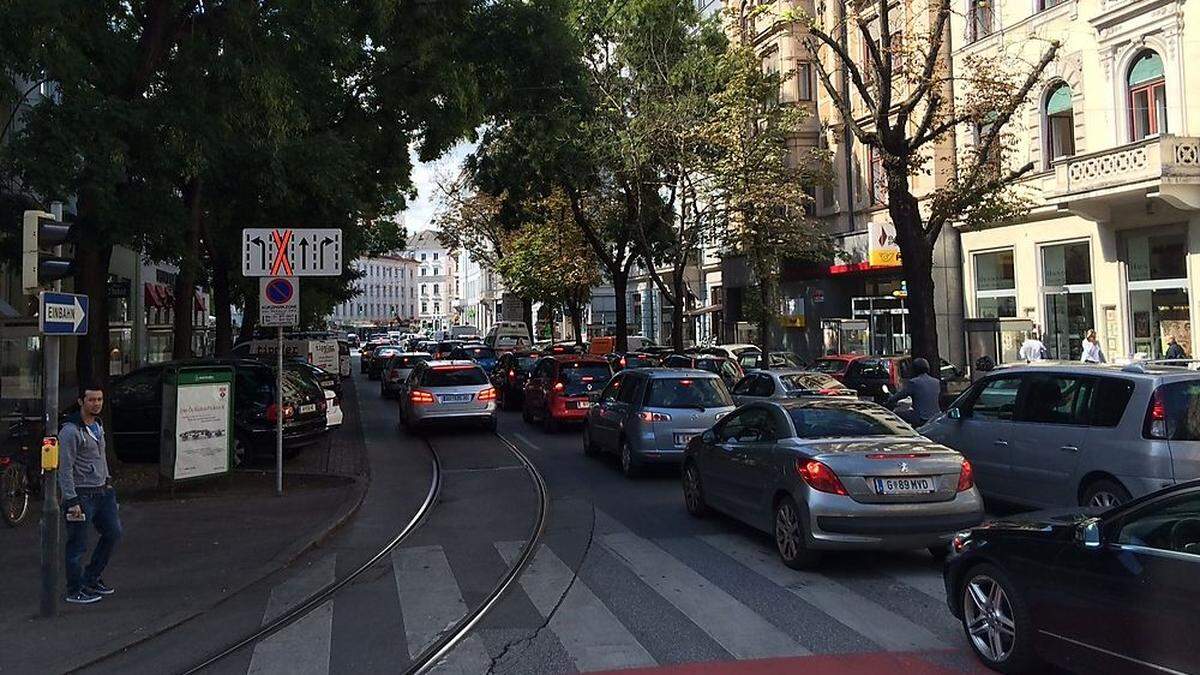 Das ist der Joanneumring: Autos only, dafür verteilt auf fünf Spuren. Radfahren können dort nur Mutige