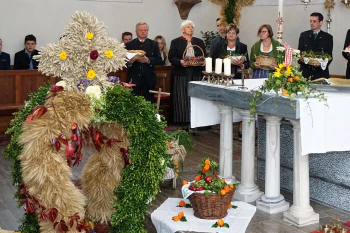 Pfarrer Florian Zach segnete im Rahmen des Gottesdienstes die von der Landjugend gefertigte Erntekrone und die Erntegaben der Bauern.