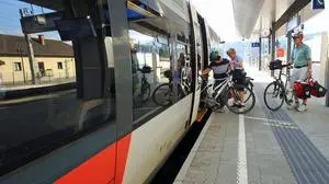 Eine S-Bahn, in der Personen mit einem Fahrrad einsteigen  | Bei der S-Bahn war die Mitnahme von einem Fahrrad kein Problem (Archivbild)