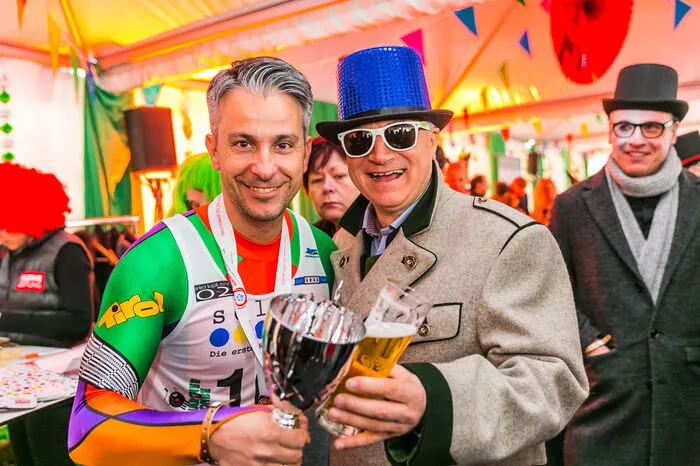 Jeder prostet mit seinem „Pokal“: der Grazer Sportstadtrat Kurt Hohensinner (übrigens in einem alten Anzug von Hans Knauss), Agrarlandesrat Hans Seitinger