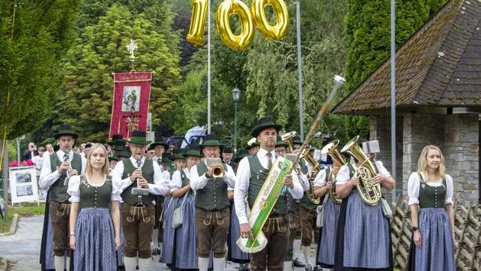 Vergangenen Sonntag feierte der Musikverein Arzberg ein ganz besonderes Jubiläum: sein 100-jähriges Bestehen. 