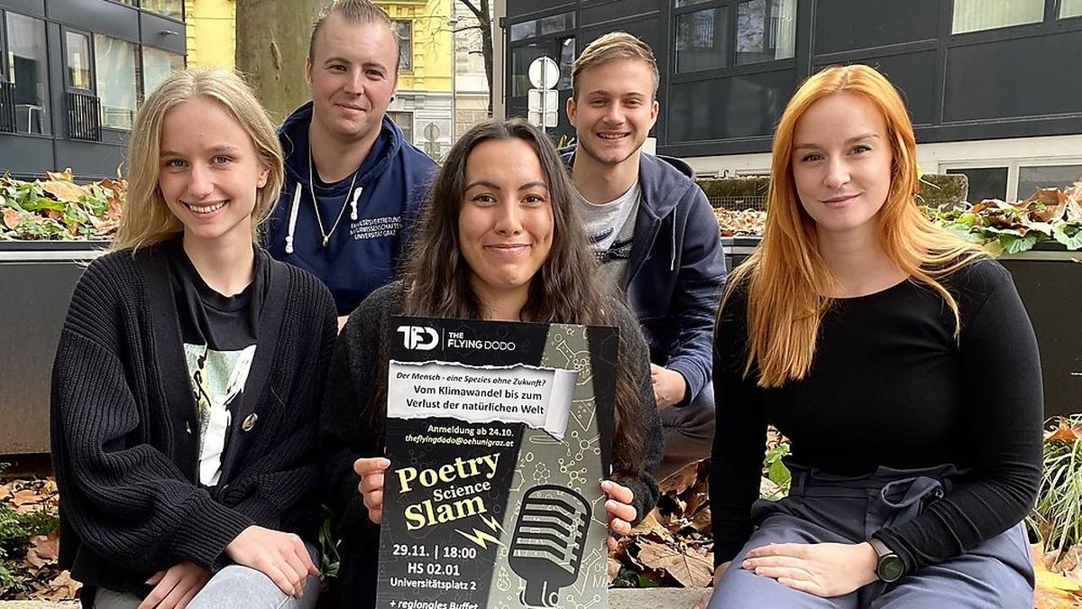 Julia Amtmann (22, Bachelor Biologie), Katja Leitner (25, Lehramtsstudium Master Biologie und Englisch), Julia Herzele (31, Master Verhaltensphysiologie). Hinten: Ilja Svetnik (29, Absolvent Master Evolution und Ökologie) und Paul Karlin (22, Biologie) Julia Amtmann (22, Bachelor Biologie), Katja Leitner (25, Lehramtsstudium Master Biologie und Englisch), Julia Herzele (31, Master Verhaltensphysiologie). Hinten: Ilja Svetnik (29, Absolvent Master Evolution und Ökologie) und Paul Karlin (22, Biologie)