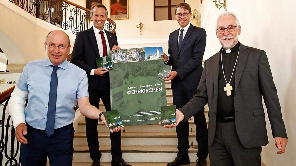 Präsentieren die neue Broschüre im Rahmen der Reihe zum Christentum im Alpen-Adria-Raum: Bischof Josef Marketz, Vorstandsdirektor Georg Messner (RLB), Landesdirektor Ferdinand Bucher (Wiener Städtische) und redaktioneller Gesamtverantwortlicher Matthias Kapeller (von rechts)