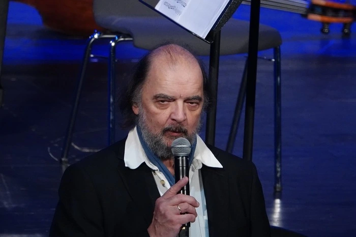 Gerhard Präsent führte durch den Konzertabend, bei dem auch die von ihm komponierte" A-Suite" für zwei Violinen und Violoncello aufgeführt wurde.