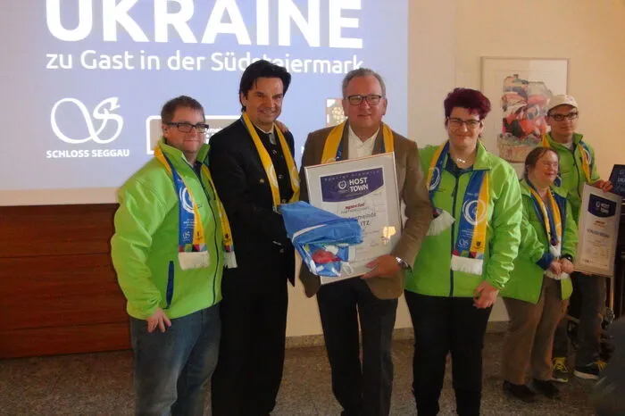 Vizepräsident Laurenz Marsch (2.v.l.) übergibt die Urkunde der Host Town Programm-Partnerschaft der Marktgemeinde Gamlitz an Bürgermeister Karl Wratschko(2.v.r.)