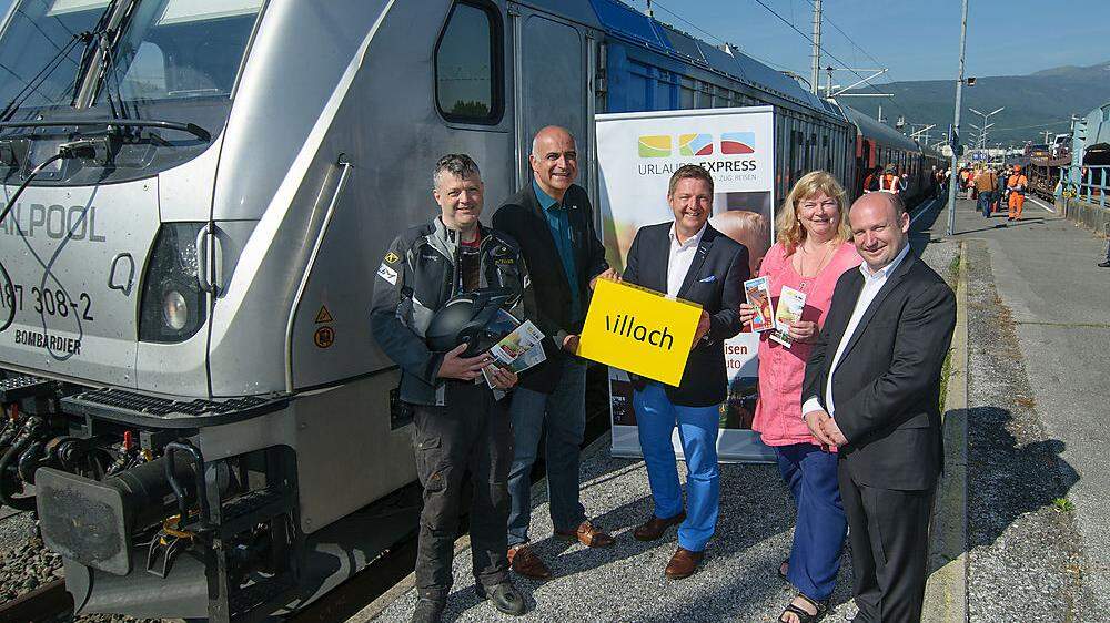 Bürgermeister Günther Albel, Georg Overs und Niko Maedge begrüßten die Fahrgäste des „Urlaubs-Express“ aus Hamburg