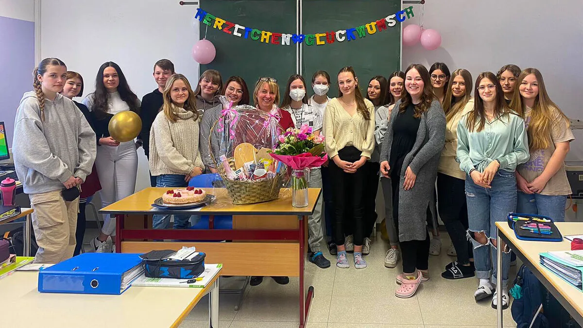 Die Schüler und Schülerinnen von Tanja Perchtold gratulieren ihr zur neuen Aufgabe als provisorische Schulleiterin