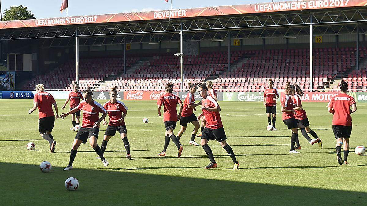 Die österreichische Frauen-Nationalmannschaft beim Abschlusstraining in Deventer