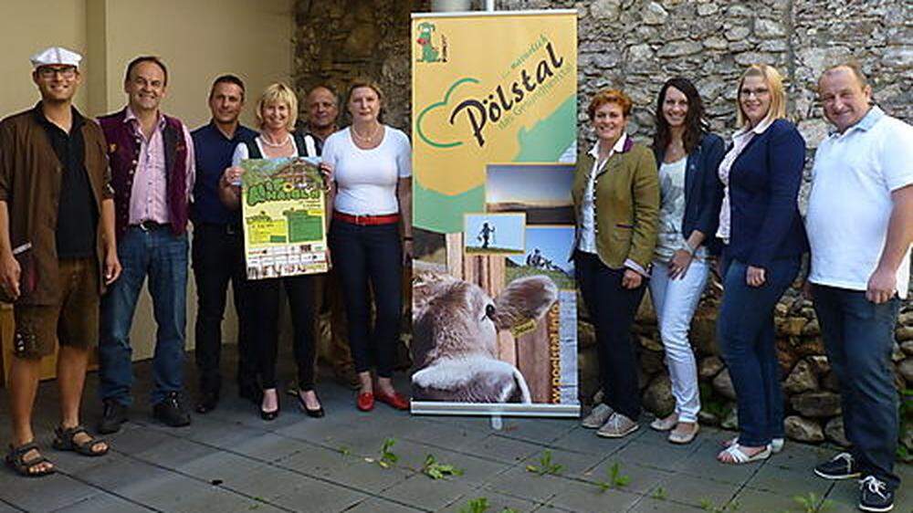 Sonja Hubmann (Vierte von rechts), Vorsitzende des Tourismusverbands Pölstal, präsentierte aktuelle Zahlen