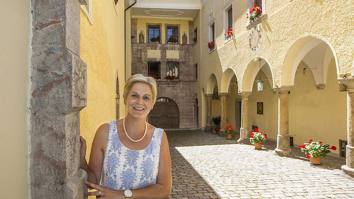 Sabine Millonig im Schlosshof. Die roten Pelargonien hat sie selbst gezogen