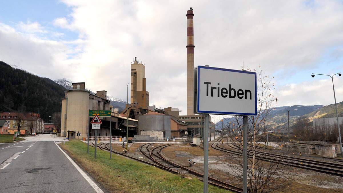 Der Schlot der RHI Trieben, der &quot;lange Ernst&quot;, ist das weitum sichtbare Wahrzeichen der Stadt