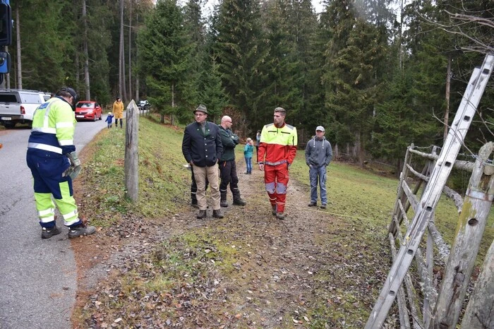 Am 9. November wurde er auf einen Tieflader verladen, was einige Bewohner und Bürgermeister Herbert Göglburger gespannt verfolgten.