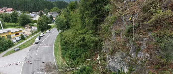 Am Dienstag in der Früh haben Facharbeiter mit der Beräumung des Geländes oberhalb der Straße begonnen 