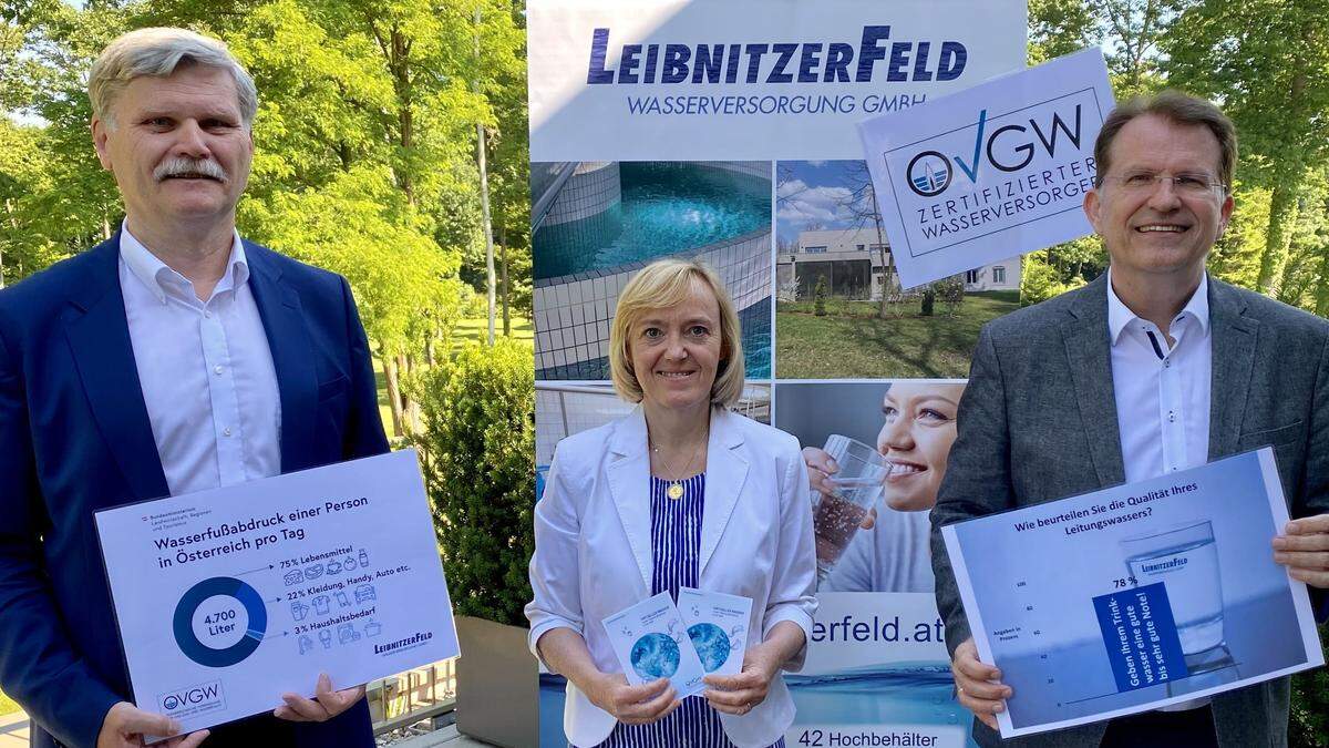 Manfred Eisenhut, Helga Sams und Franz Krainer präsentieren die Ergebnisse der dritten Umfrage zur Trinkwasserversorgung