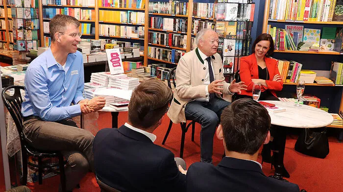 Lebendiges Politgespräch: Andreas Khol und Journalistin, Buchautorin Susanne Schnabl