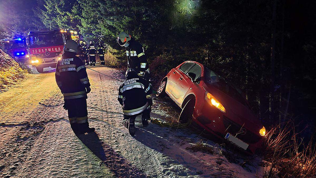 Kameraden der FF Wieting bargen das Fahrzeug