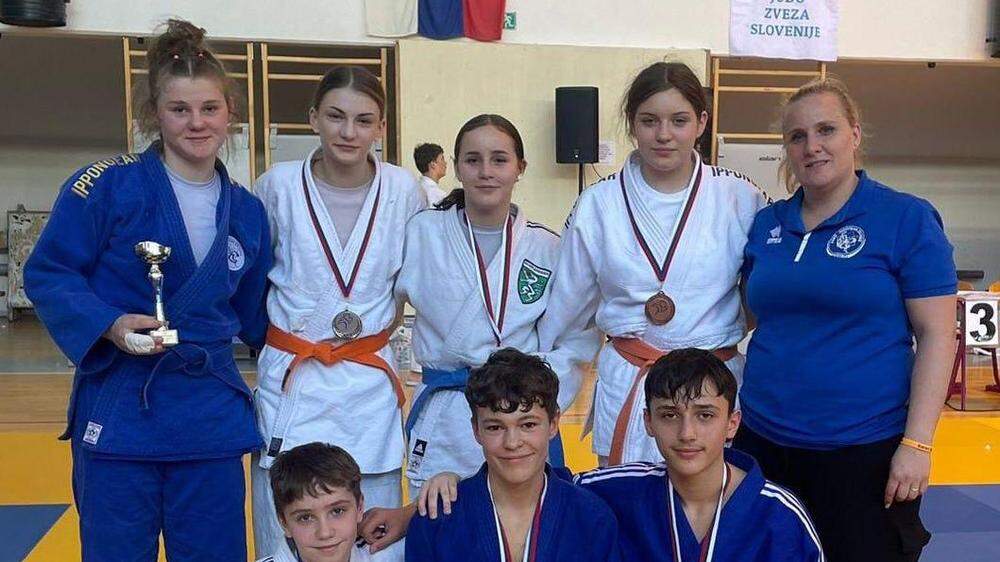 Judoteam Zeltweg-Trainerin Elke Salomon freute sich mit ihren Schützlingen in Ptuj über sieben Medaillen