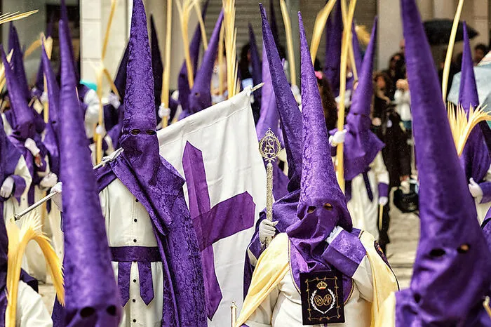 In der Karwoche gibt es überall Prozessionen, die von Kapuzenmännern begleitet werden. Im "Museo Semana Santa" in Cáceres wird unter anderem die Bedeutung der verschiedenen Farben der Kapuzen erklärt.
