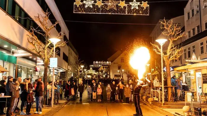 Ein Feuerspucker in den Straßen.
