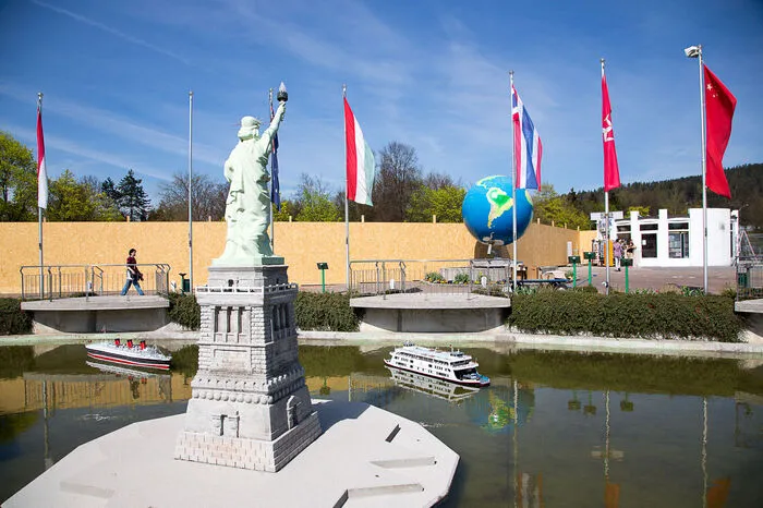 Globetrotter statt Alltagstrotter. New York? Paris? Alles kein Problem! Machen Sie in "Minimundus" mit Ihrer Familie eine Weltreise an nur einem Tag.