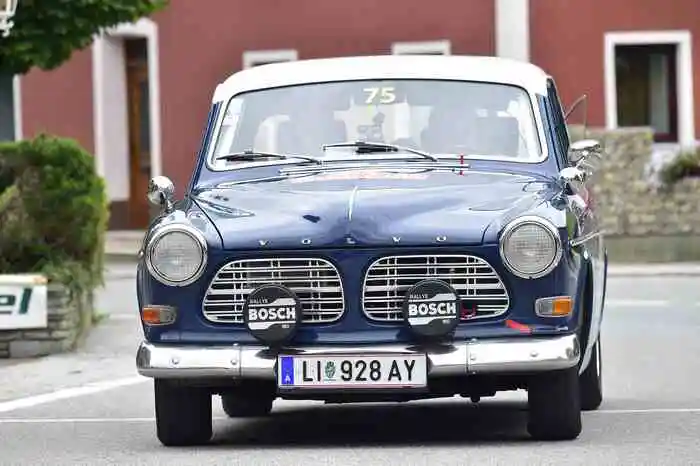 Gefolgt von vor Alexander und Florian Deopito im Volvo 122 S.